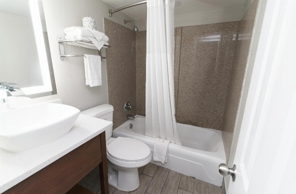 Seashire Inn & Suites image 12