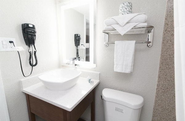 Seashire Inn & Suites image 13